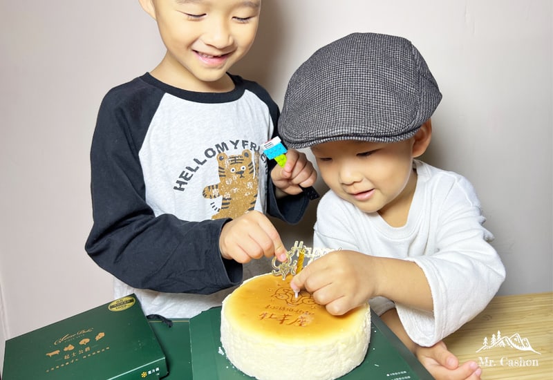兩個孩子快樂的裝飾乳酪蛋糕