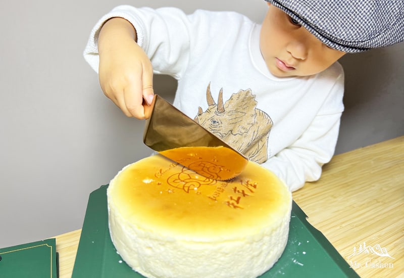 小朋友切生日乳酪蛋糕