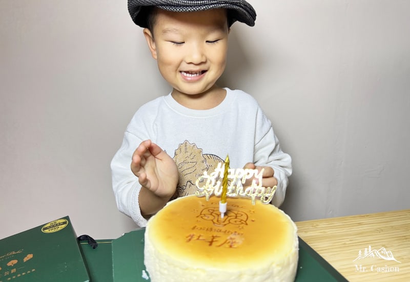 孩子開心的看著乳酪生日蛋糕