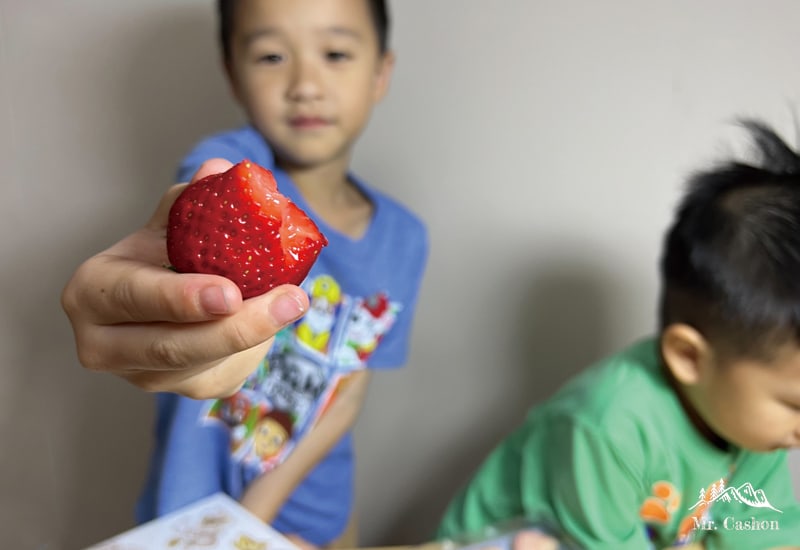 孩子開心吃紅顏草莓