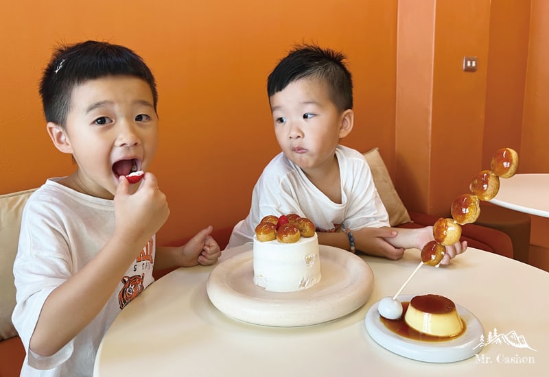 孩子們偷吃慶生蛋糕上的草莓