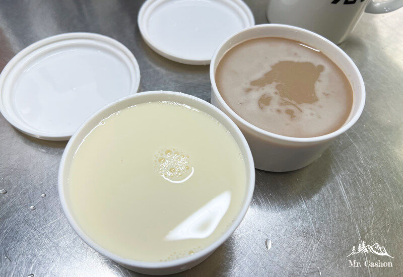 製作刨冰的前置作業，將豆漿與奶茶放入製冰盒
